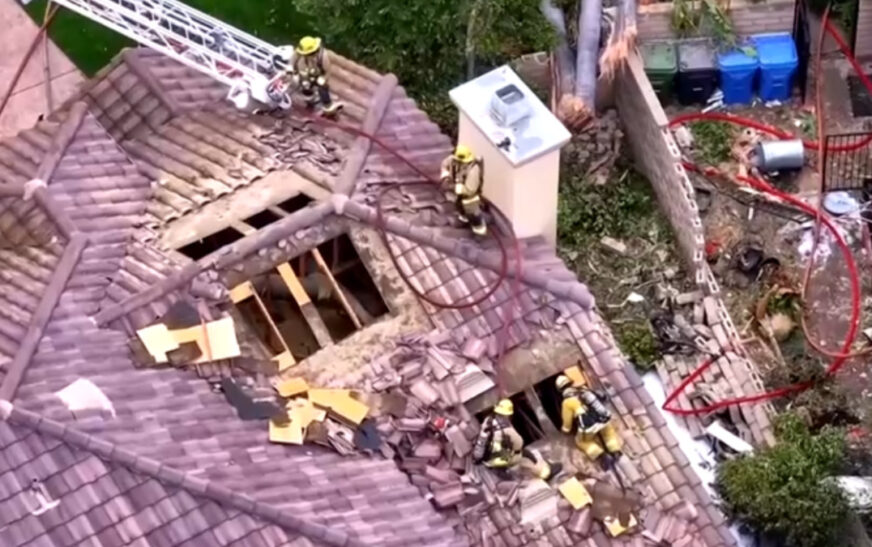 Cae avioneta en pleno barrio residencial de California y queda grabado