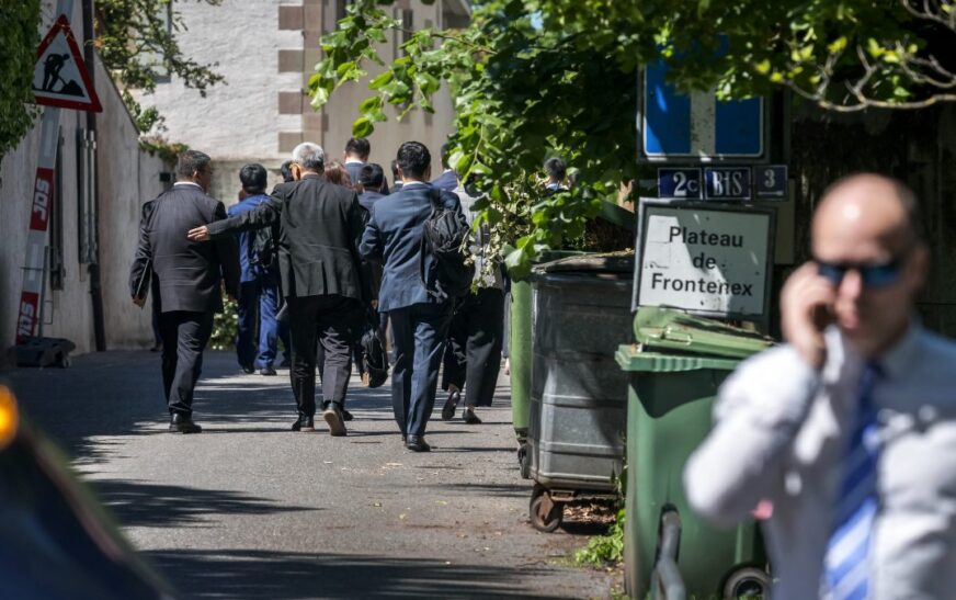 Funcionarios de EE. UU. y China negocian en Suiza; buscan bajar la tensión a la guerra comercial