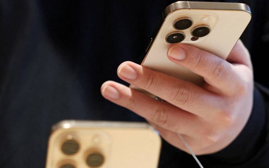 Trump amenaza a Apple con aranceles del 25% si sus teléfonos no se fabrican en EE.UU.