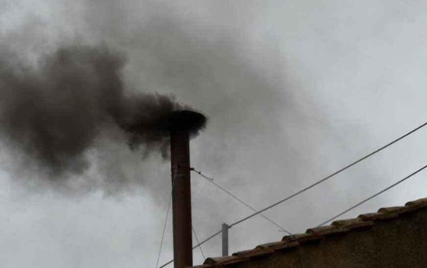Humo negro tras tercera votación del cónclave… aún no hay Papa