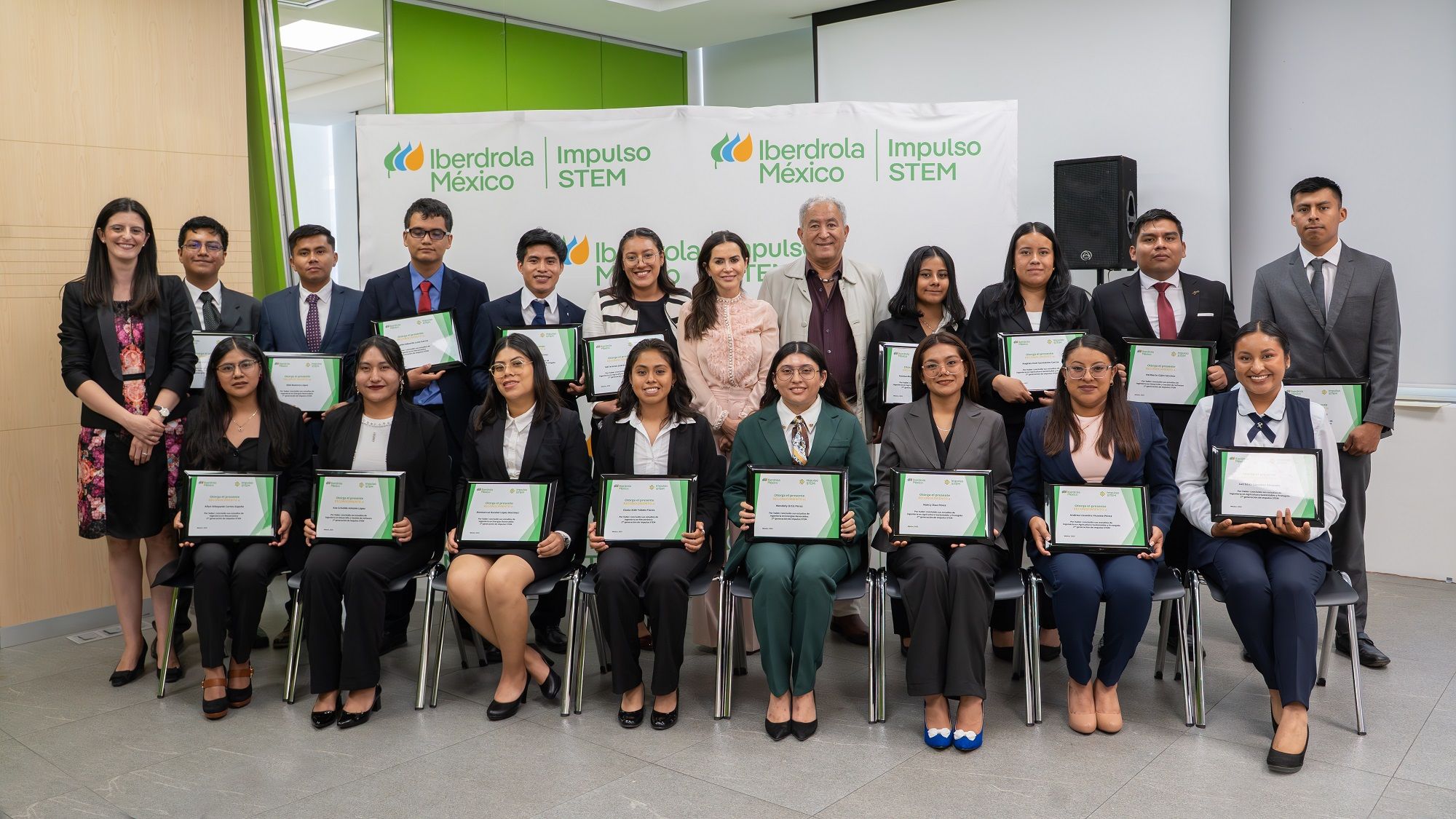 Iberdrola MÃ©xico entrega reconocimientos a segunda generaciÃ³n de becados de Impulso STEM