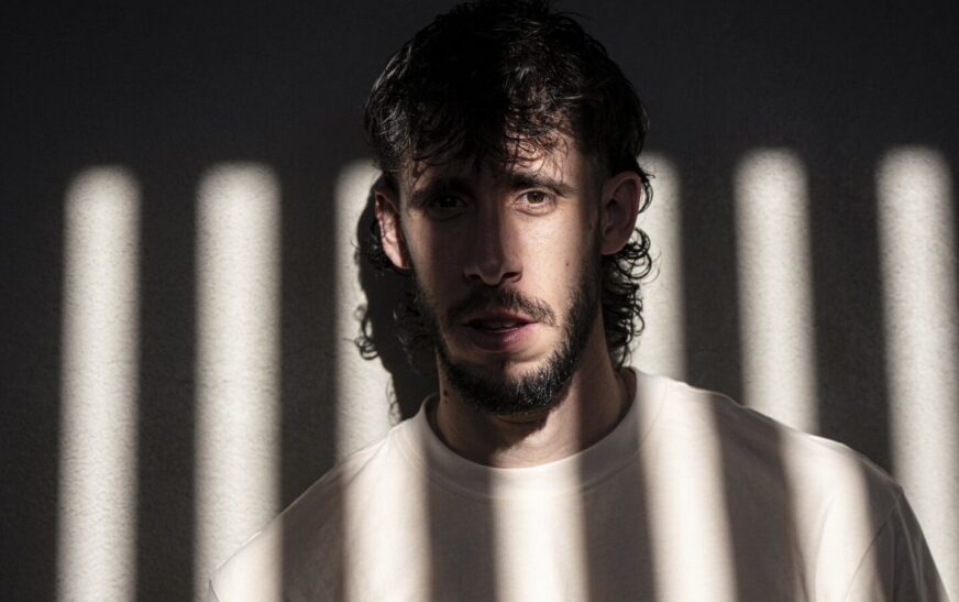 JAVI ROBLES CANTA DESDE EL ALMA Y CONQUISTA MÉXICO CON SU DISCO “PLAZA CORAZÓN”, DIVIDIDO ENTRE LA LUZ Y LA SOMBRA