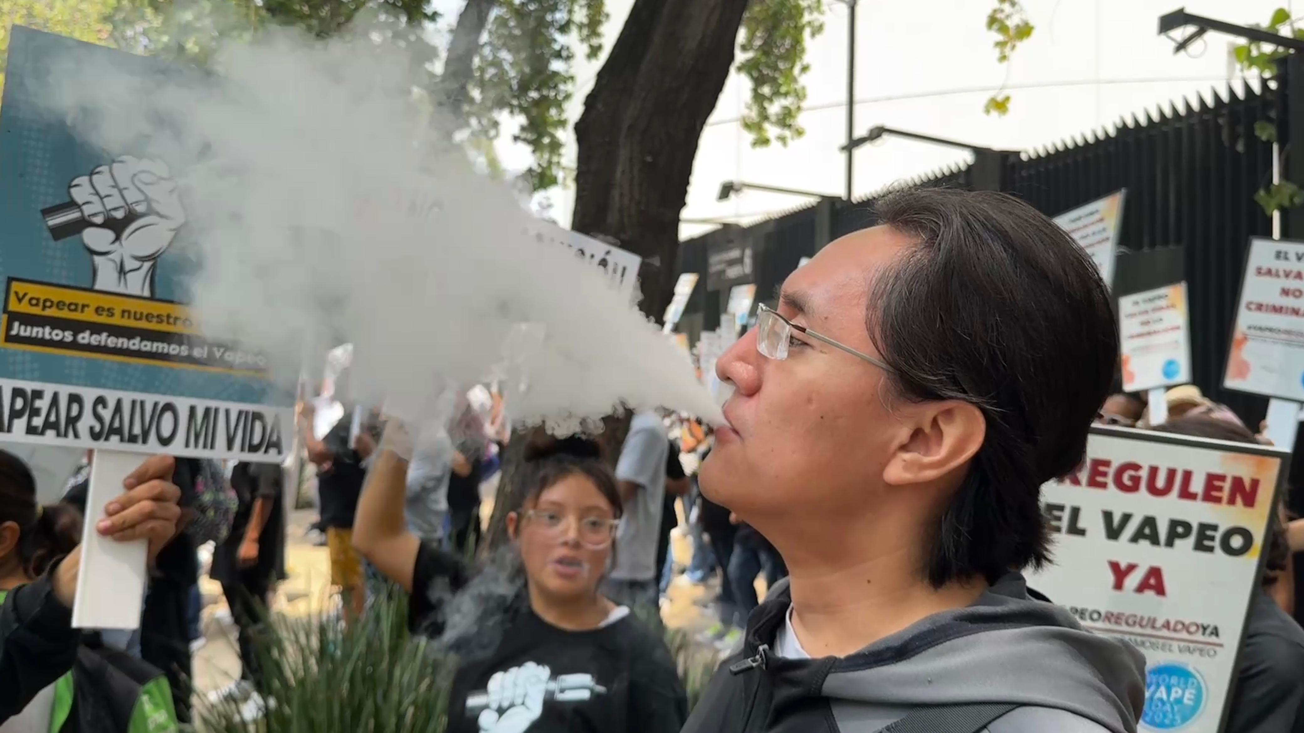 Llevan activistas pro-vapeo “serenata” con mariachi a senadores para pugnar por regular los dispositivos