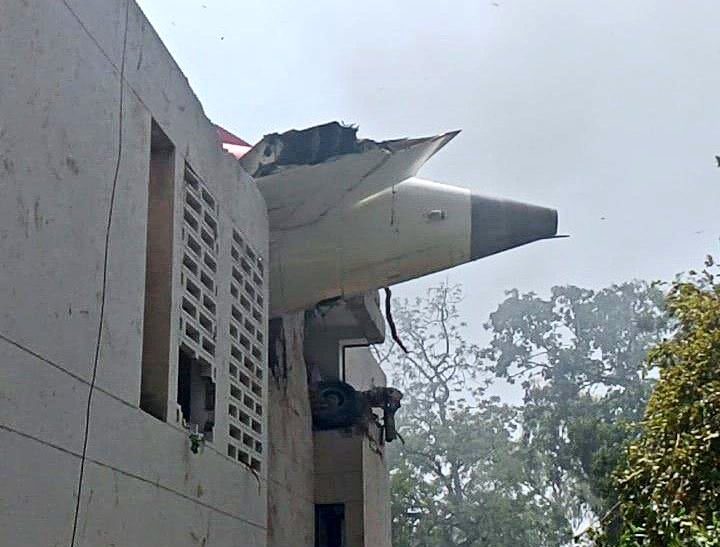 Se estrella avión en India; transportaba a más de 200 pasajeros y se dirigía a Londres