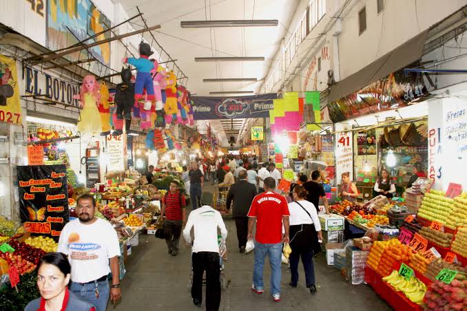 Funcionaria de Iztapalapa juega en dos bandos