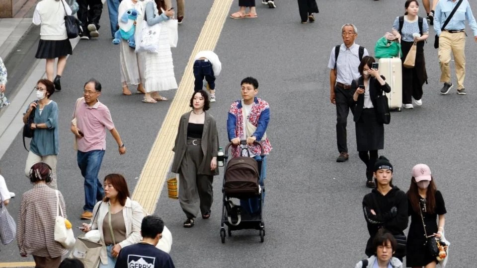 El número de nacimientos en Japón cae a un mínimo histórico; se sitúa por debajo de 700 mil en 2024