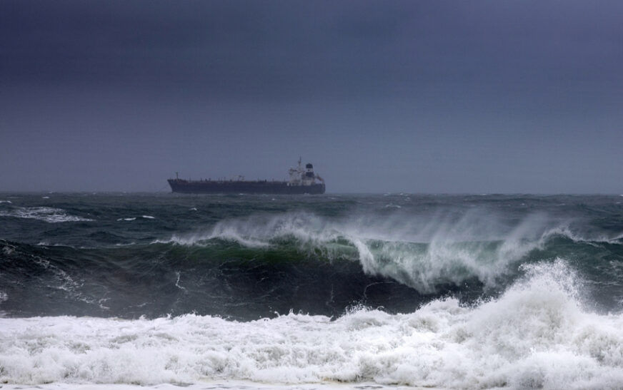 Huracán Erick toca tierra en Oaxaca con rachas de viento de hasta 250 km/h