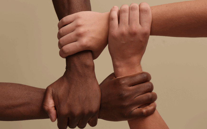Del rechazo al entendimiento: el 53% de las juventudes LGBTQ+ sufre discriminación en sus hogares