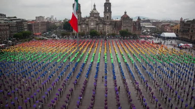 Levanta CDMX en el Zócalo la bandera LGBTTTIQ+ más grande del mundo
