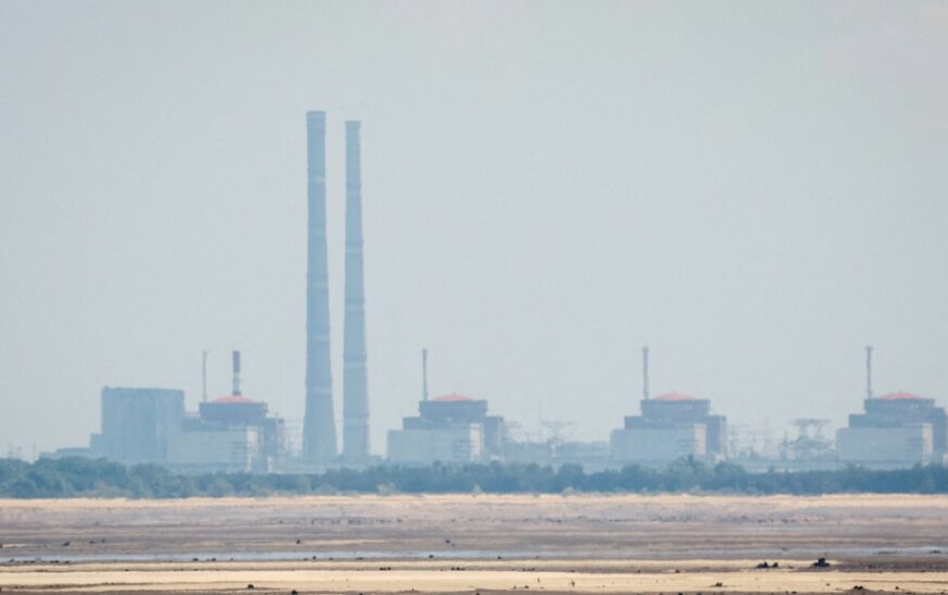 Rusia presume bombardeo a base aérea en Ucrania, pero denuncia ataque contra central nuclear