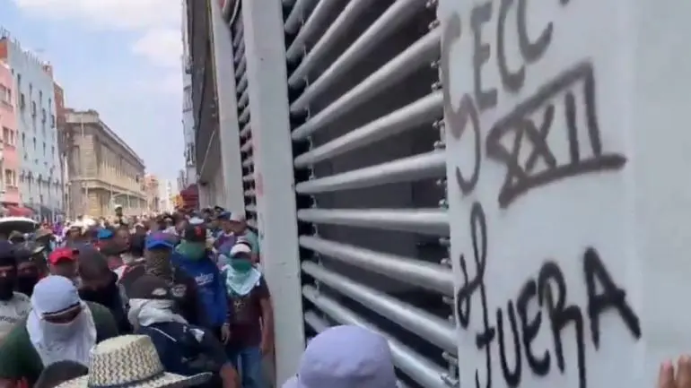 Presuntos profesores de la CETEG irrumpen en sede del SNTE y queman objetos