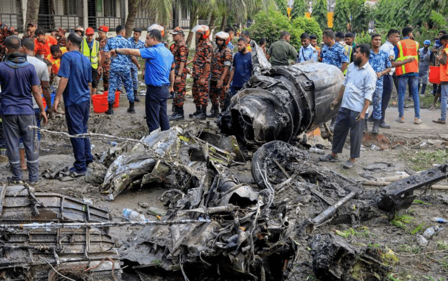 Al menos 19 muertos tras estrellarse avión militar sobre escuela en Daca, Bangladesh