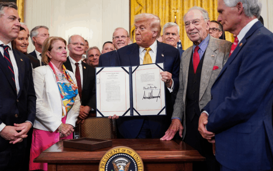Trump firma ley contra fentanilo y lanza mensaje a cárteles