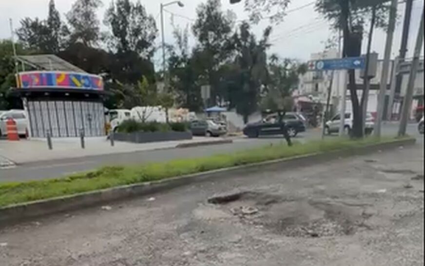 Colonos de Tecamachalco piden atención urgente a crisis de baches y socavón en Naucalpan