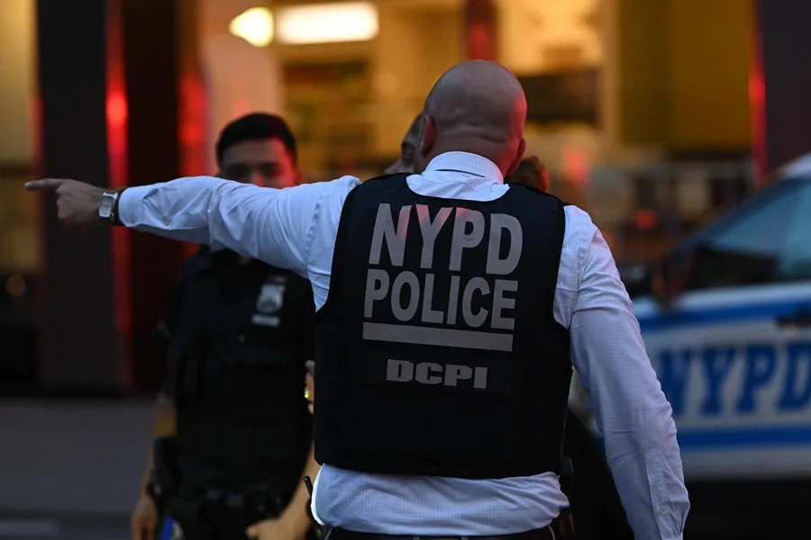 Al menos cuatro muertos, entre ellos un policía, en un tiroteo en Nueva York