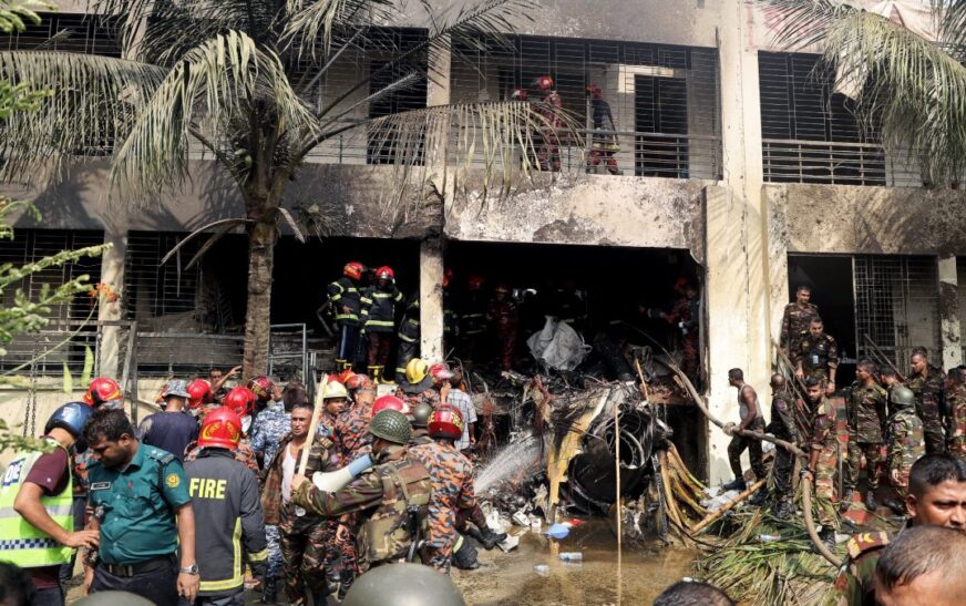 Sube a 27 el número de víctimas tras caída de avión en escuela de Bangladesh