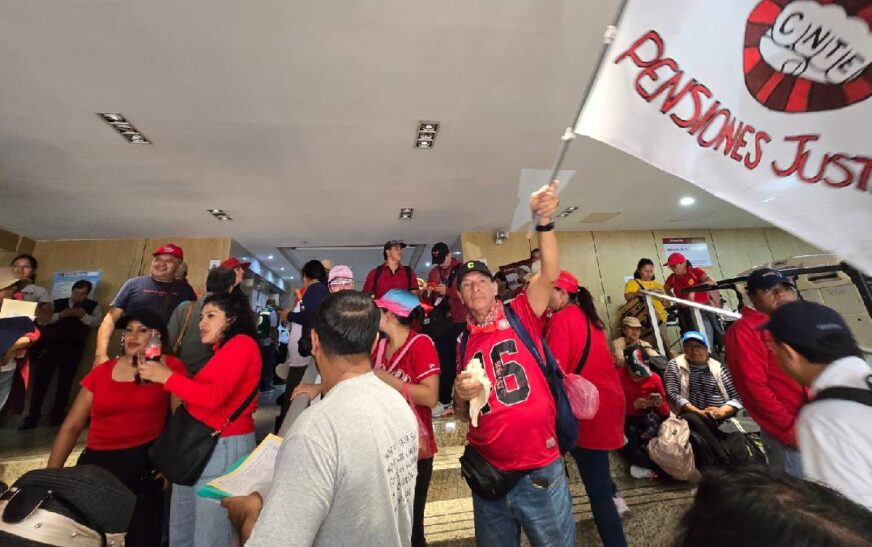 CNTE toma edificio de la SEP y advierte: “Si no hay solución, aquí nos quedamos”