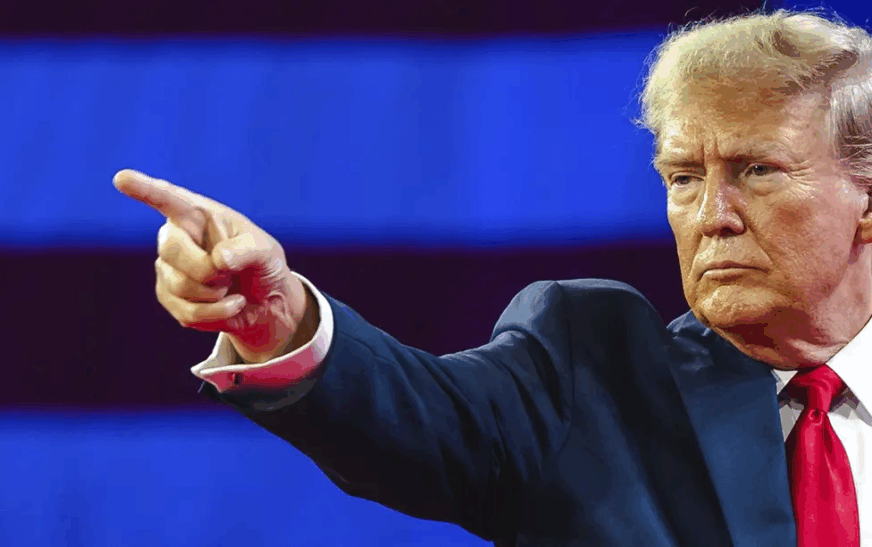 Trump acusa a Obama de traición en declaración pública