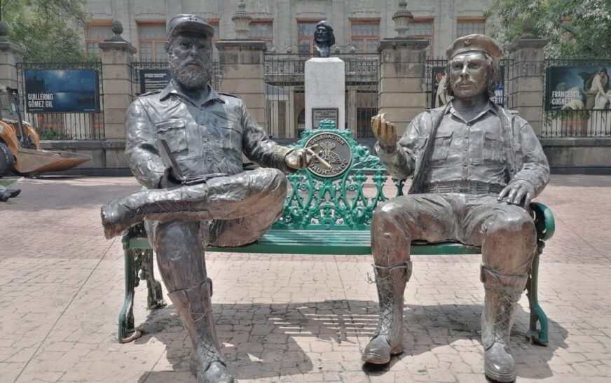 Retiran escultura de Fidel y el Che en la colonia Tabacalera