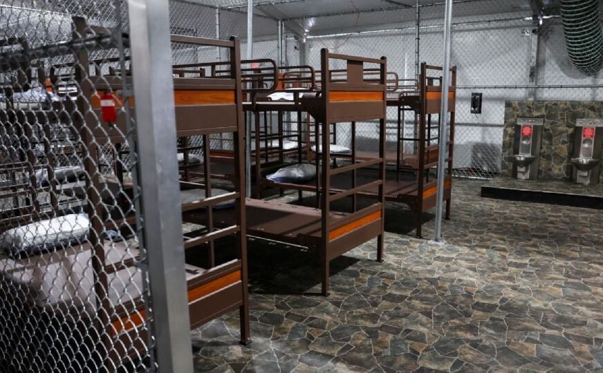 Consulado de México en Miami visita a los 14 connacionales detenidos en “Alligator Alcatraz”; no detectan hacinamiento