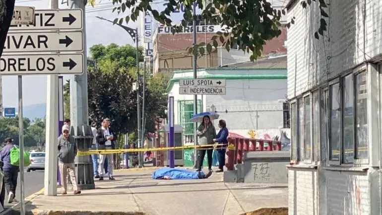 Fallece persona en banqueta de Tlalpan; causas de su muerte son desconocidas