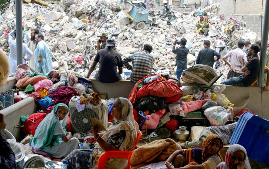 Edificio colapsa en Karachi: al menos 27 muertos tras derrumbe en Lyari
