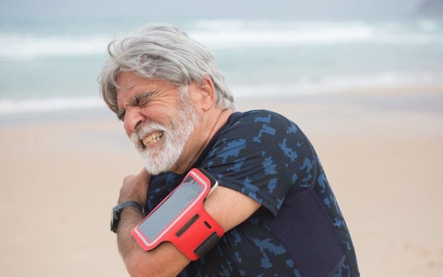 El Dr. Manrique Ávila aclara las posibles causas y soluciones del dolor de hombro al levantar el brazo