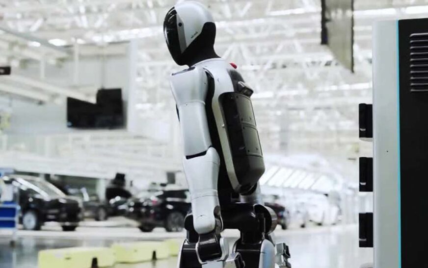 Presentan al primer robot humanoide que cambia sus propias baterías
