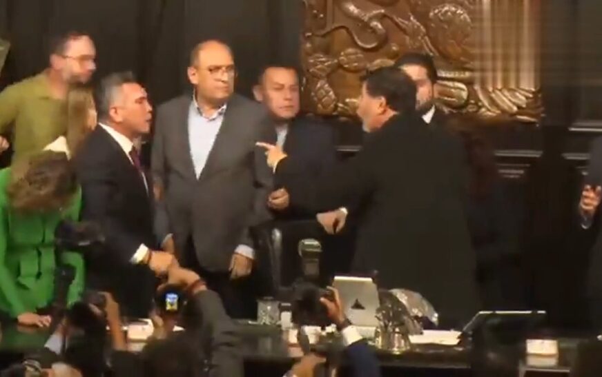 ¿Podrían Alejandro Moreno y Fernández Noroña ser sancionados por su pelea? Esto dice la ley