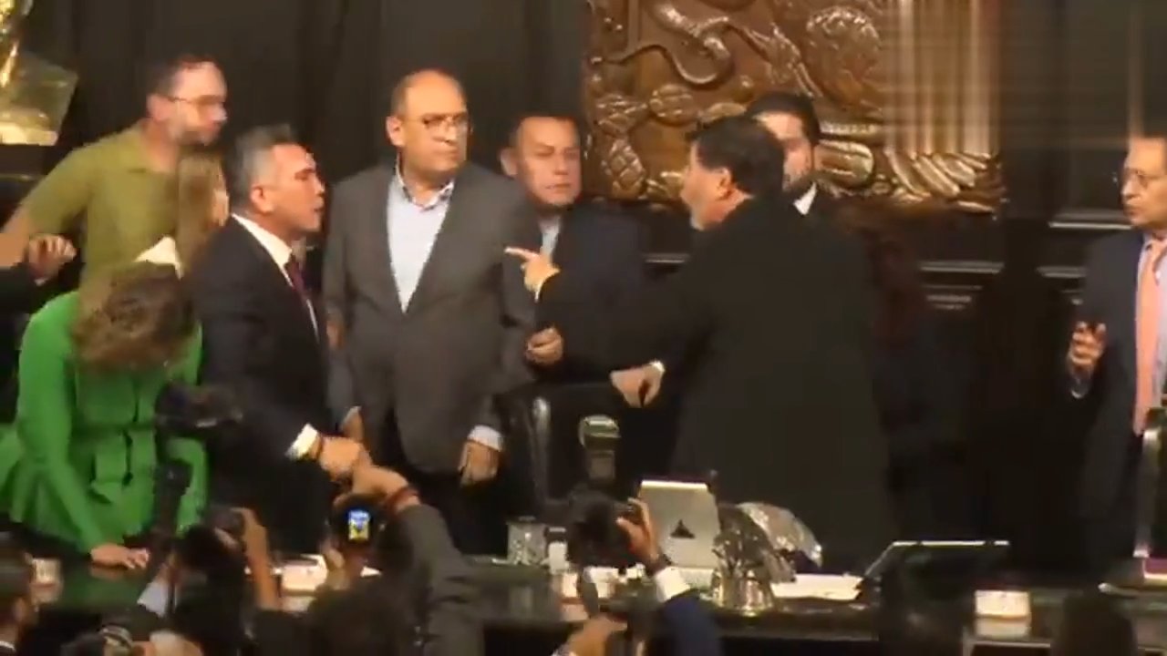 ¿Podrían Alejandro Moreno y Fernández Noroña ser sancionados por su pelea? Esto dice la ley