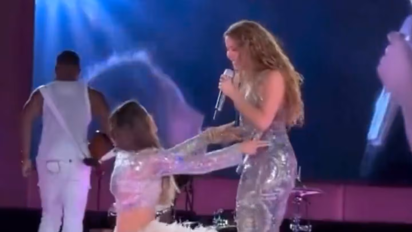 ¡Shakira y Belinda juntas! Cantantes sorprenden al cantar ‘Día de enero’ en el Estadio GNP