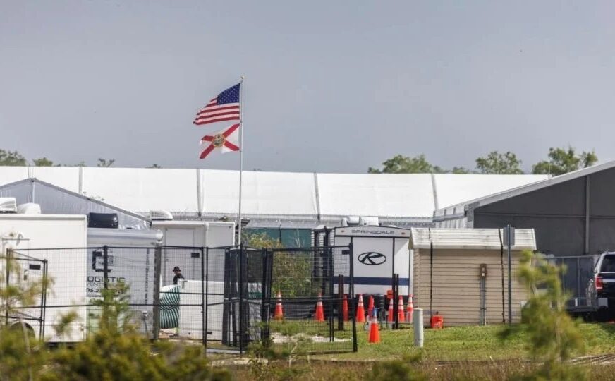 A un mes de su apertura, “Alligator Alcatraz” se convierte en modelo para próximos centros migratorios