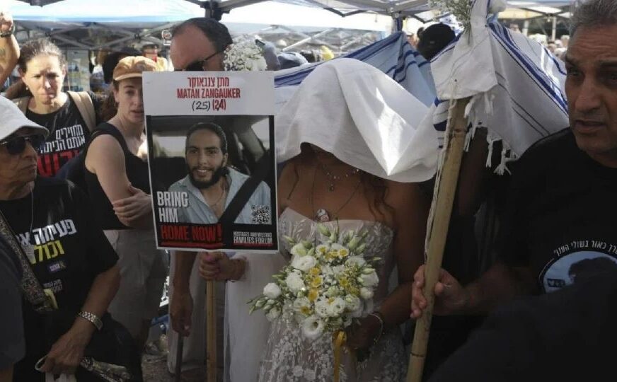 Exrehén mexicana de Hamás celebra boda simbólica en Tel Aviv con su novio aún cautivo