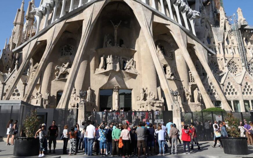 Activistas lanzan pintura sobre la fachada de la Sagrada Familia en Barcelona
