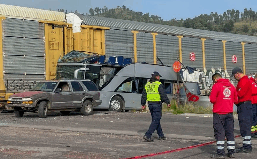 Tren embiste a camión de pasajeros en Atlacomulco; hay 8 muertos