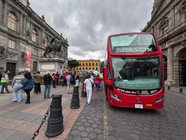 Turibús recorre ruta de desastre del sismo de 1985 en CDMX