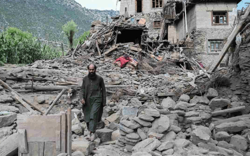 Suman mil 400 muertos por el terremoto en Afganistán