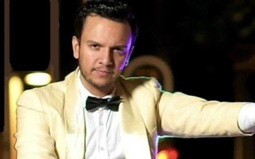 Eric Ventura rinde homenaje a José José en el Teatro San Jerónimo, con Carlos Cuevas como padrino