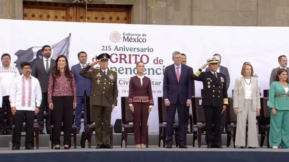 Sheinbaum encabeza el desfile militar con representantes de los tres poderes a diferencia de otros años