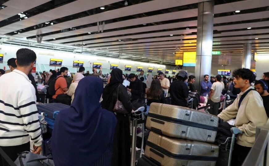 Colapsan aeropuertos en Europa tras ciberataque; Bruselas pide cancelar la mitad de vuelos este lunes