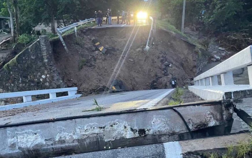 Inundaciones y derrumbes dejan incomunicadas varias comunidades en Chiapas