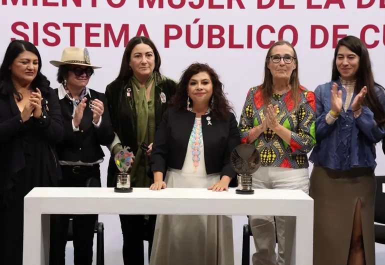 Clara Brugada recibe premio Mujer de la Década