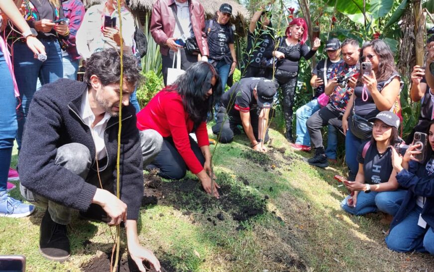 El cantante Benny Ibarra impulsa la reforestación de Xochimilco junto a la alcaldesa Cirse Camacho Bautista