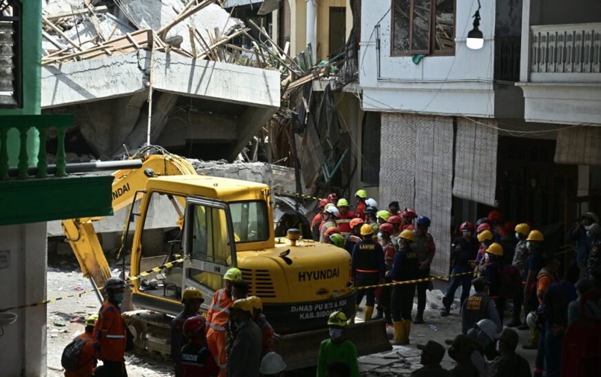 Tragedia en Indonesia: 91 personas podrían estar atrapadas en escuela derrumbada