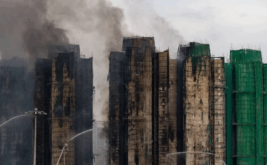 Suman 128 muertos y 8 detenidos tras incendio en complejo residencial de Hong Kong