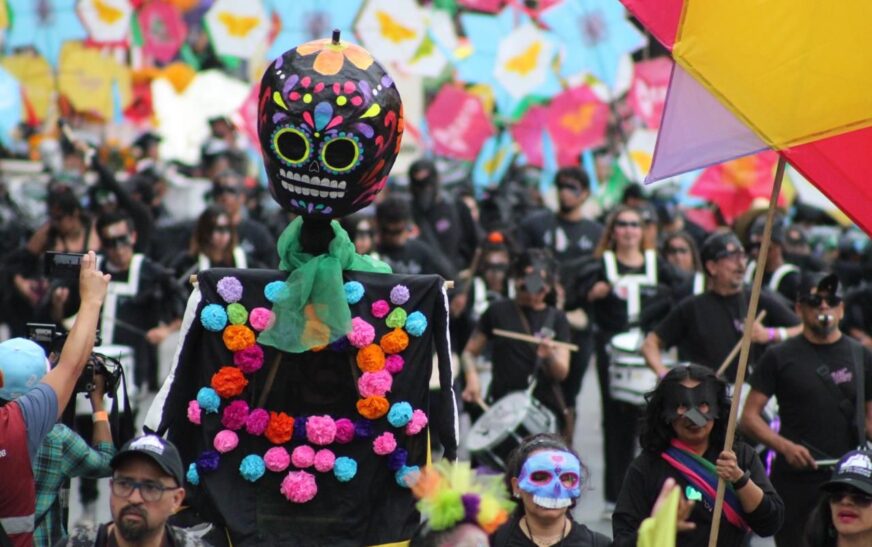 Entre esqueletos y colores, encabeza Clara Brugada el Gran Desfile de Día de Muertos 2025 que reunió a un millón 450 mil personas