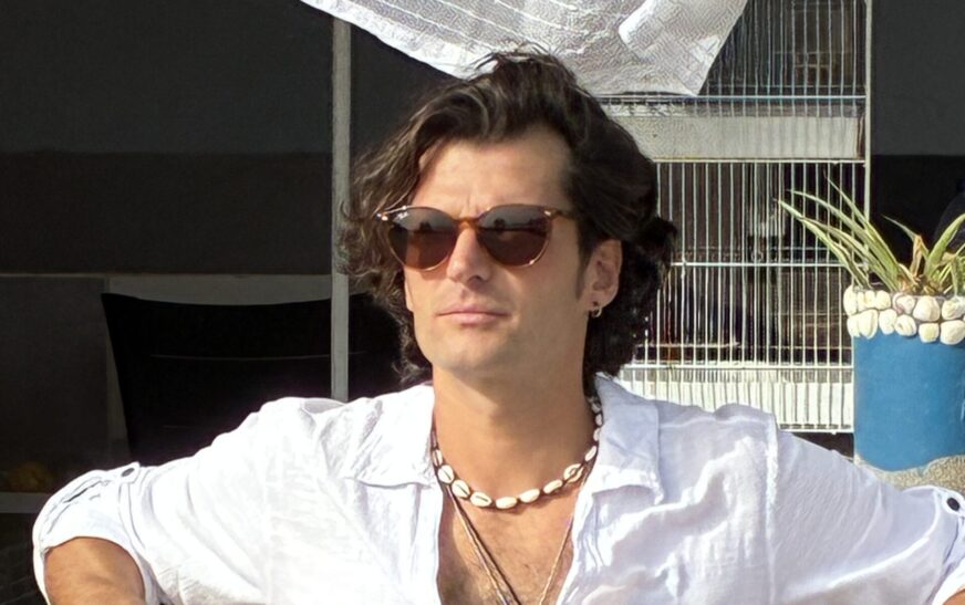 Bausco te invita a escuchar su propuesta “Bom Bom”, un tema inspirado en la persona con la que él deseaba compartir su vida y lo llevaba a soñar