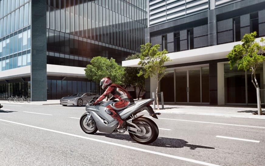 ABS y seguridad vial: tres décadas de innovación de Bosch que protegen a los motociclistas