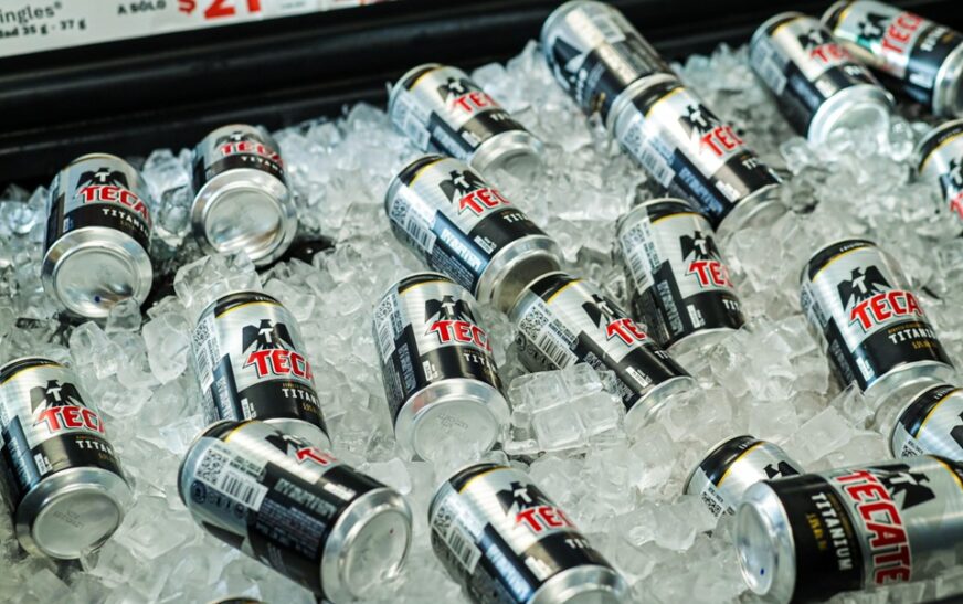 Tecate Titanium celebra su regreso después de 6 años caracterizando los Oxxo’s más importantes de Ciudad de México, Mérida y Monterrey