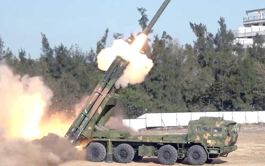 China dispara cohetes en 2º día de ejercicios militares cerca de Taiwán